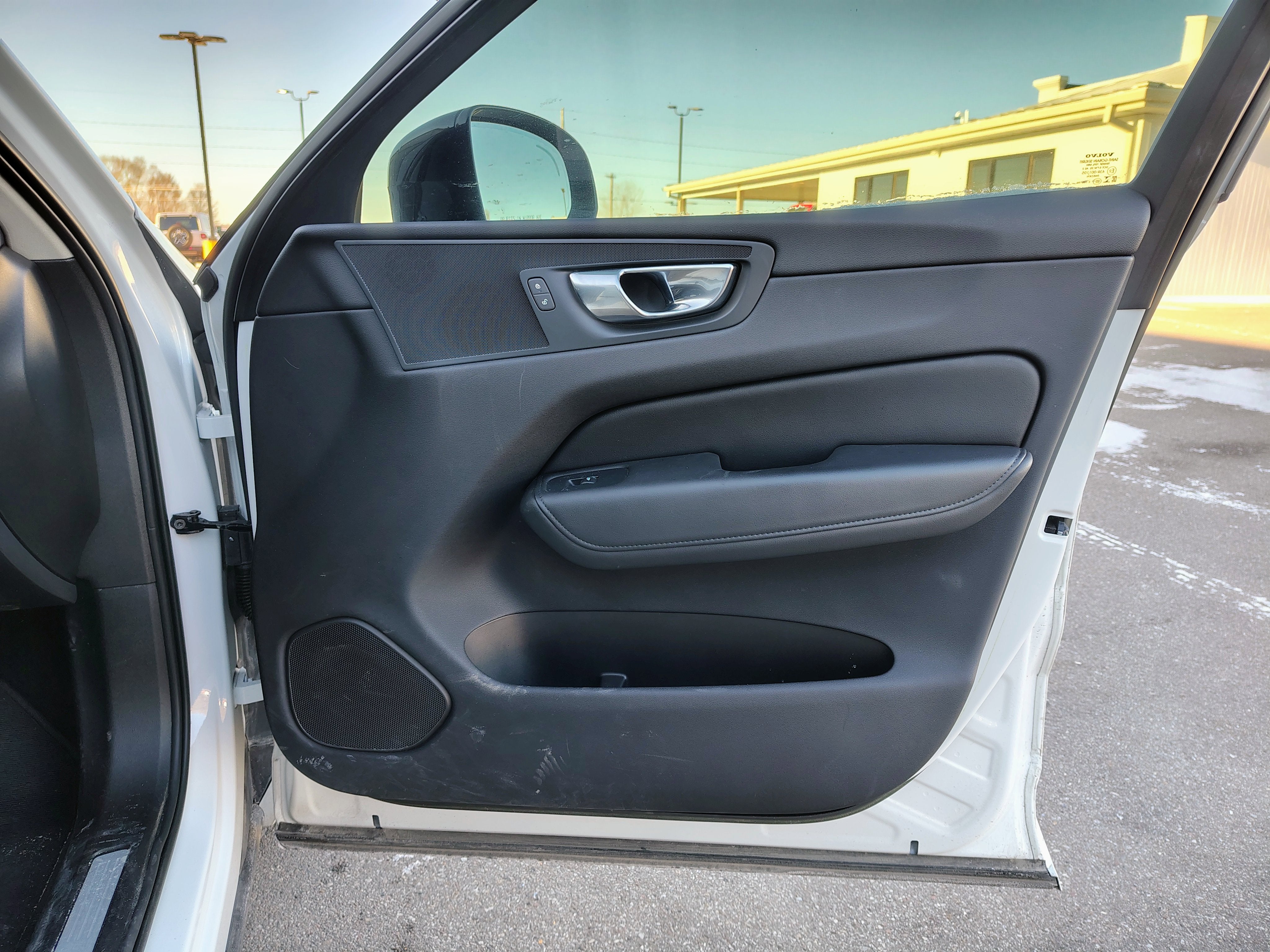 2023 Volvo XC60 Plus Dark Theme