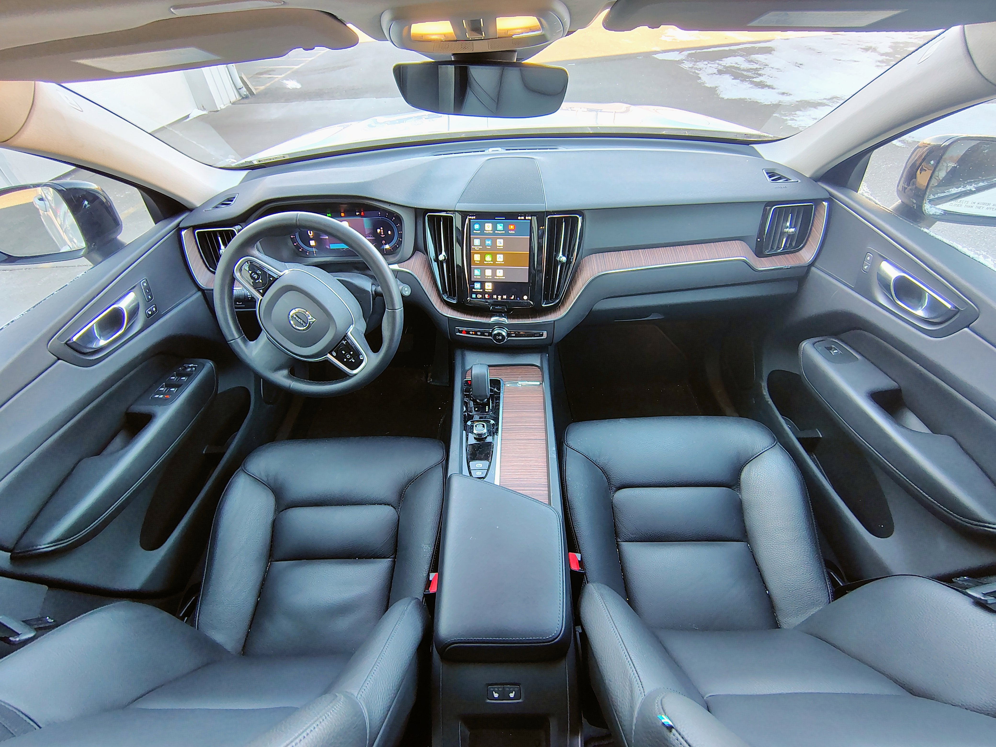 2023 Volvo XC60 Plus Dark Theme