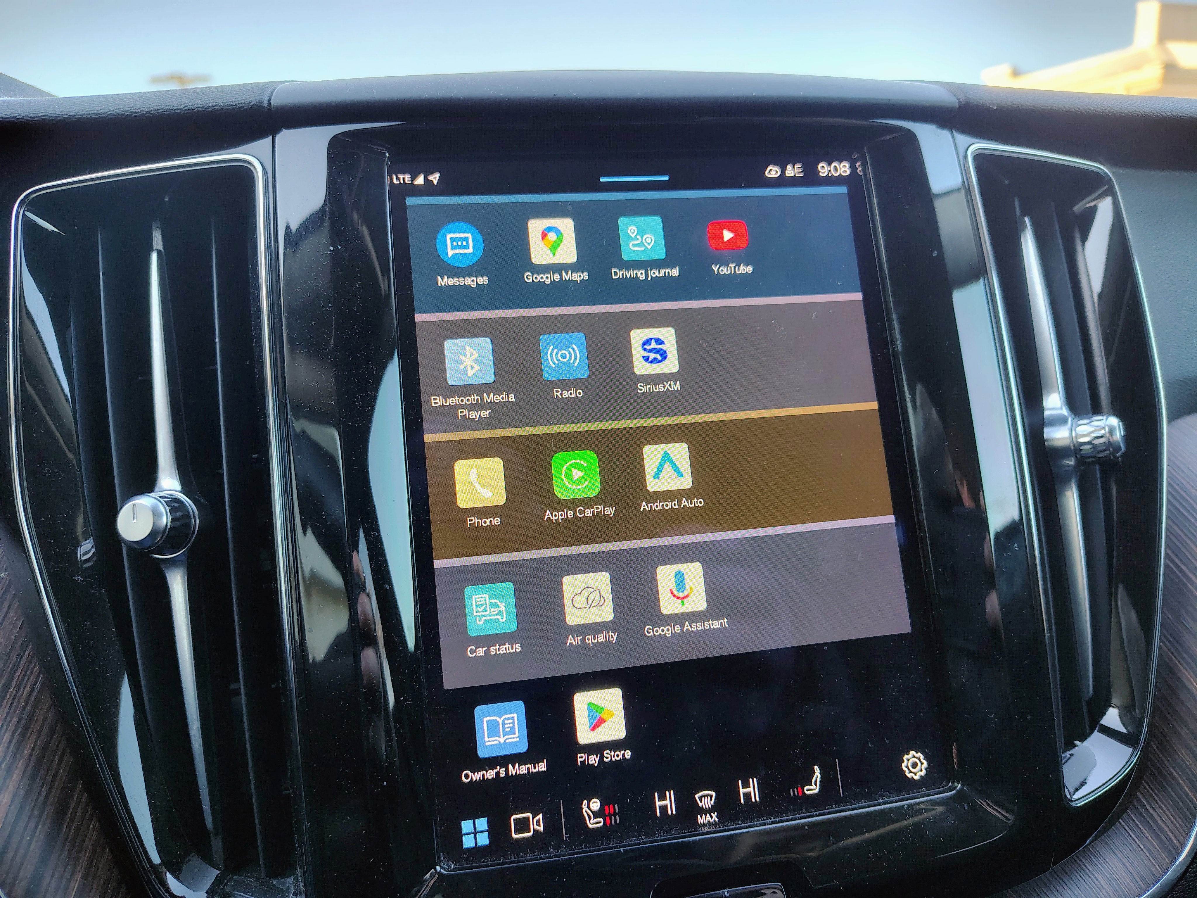 2023 Volvo XC60 Plus Dark Theme