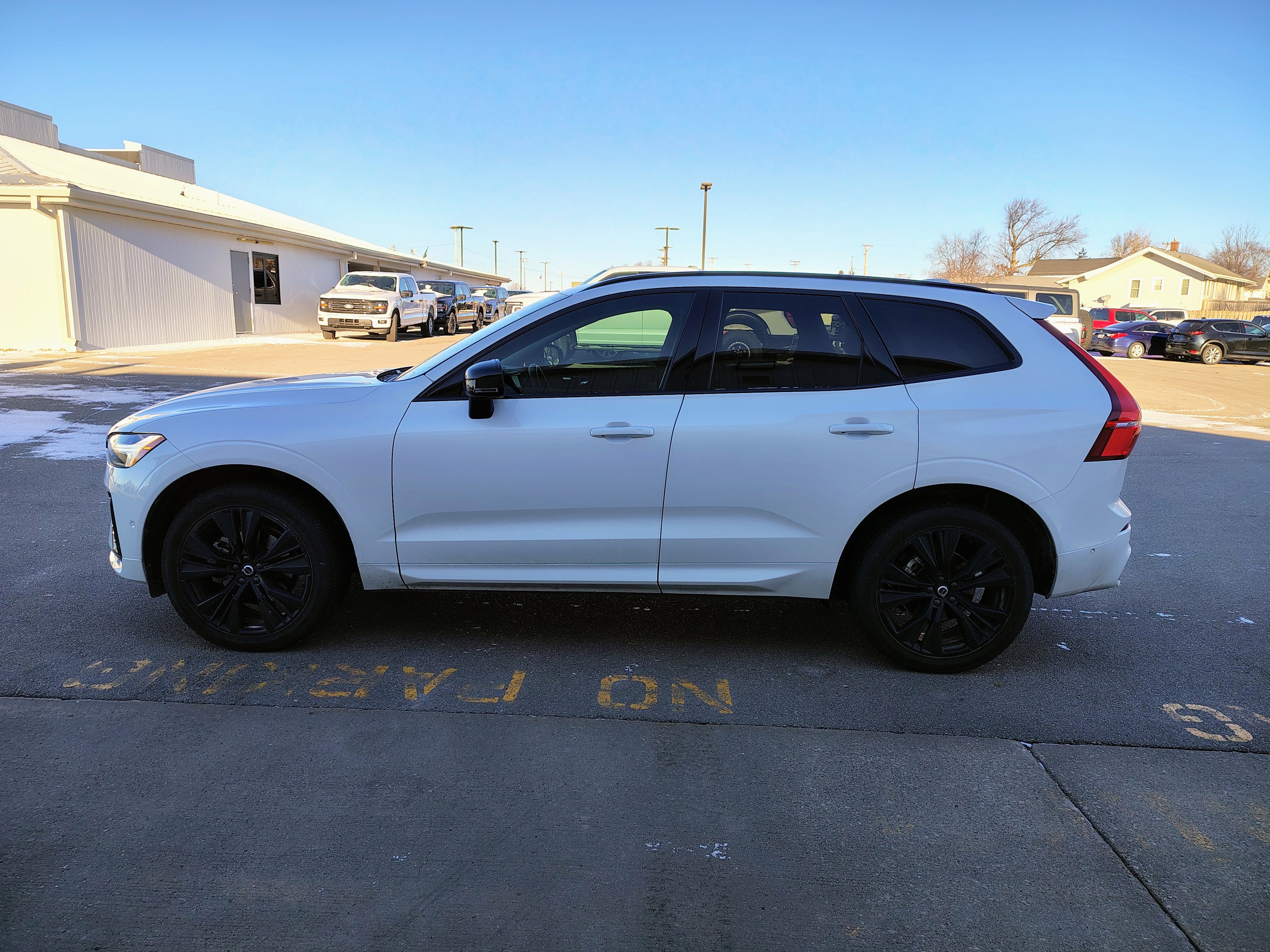2023 Volvo XC60 Plus Dark Theme