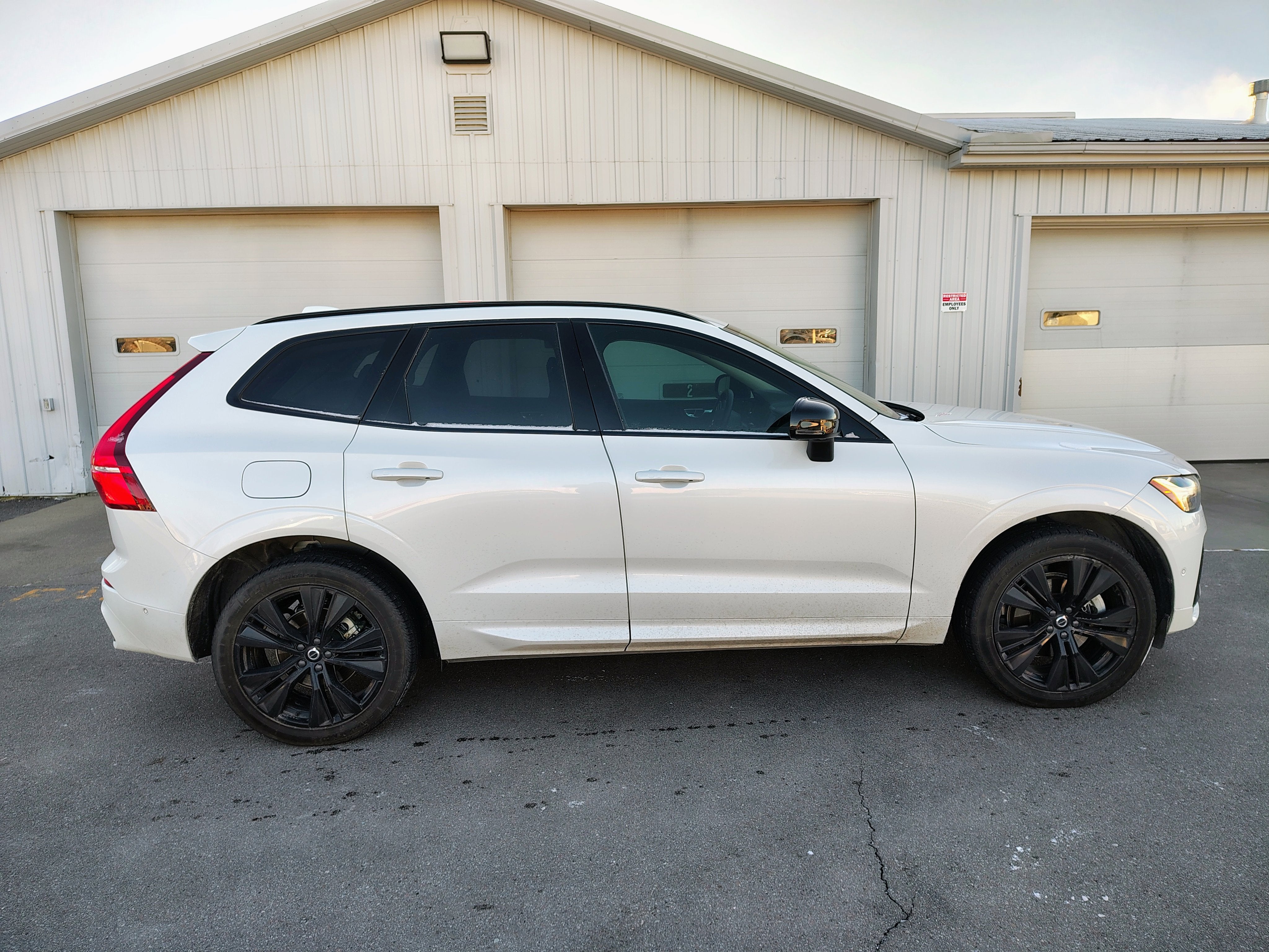 2023 Volvo XC60 Plus Dark Theme