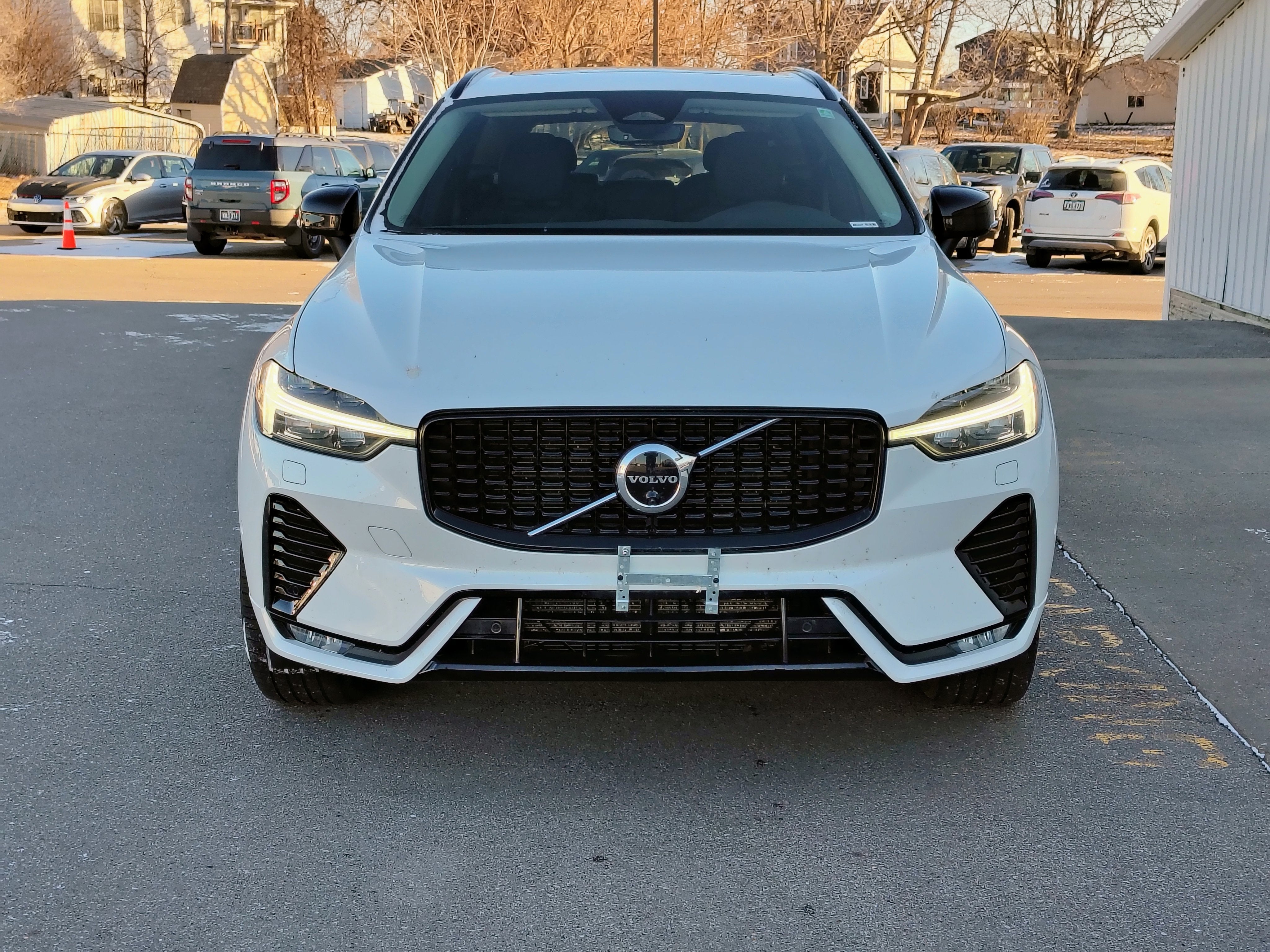 2023 Volvo XC60 Plus Dark Theme