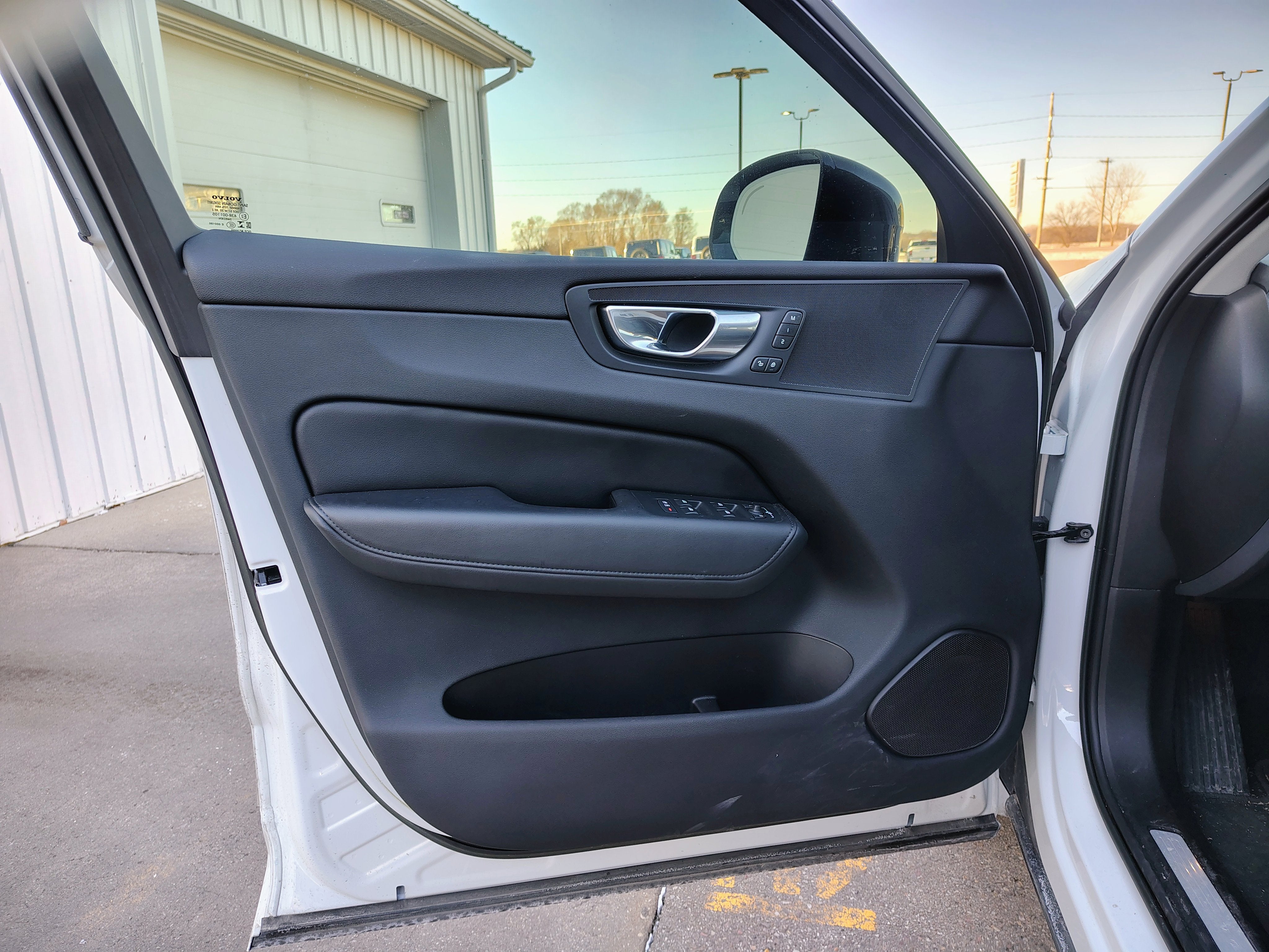 2023 Volvo XC60 Plus Dark Theme